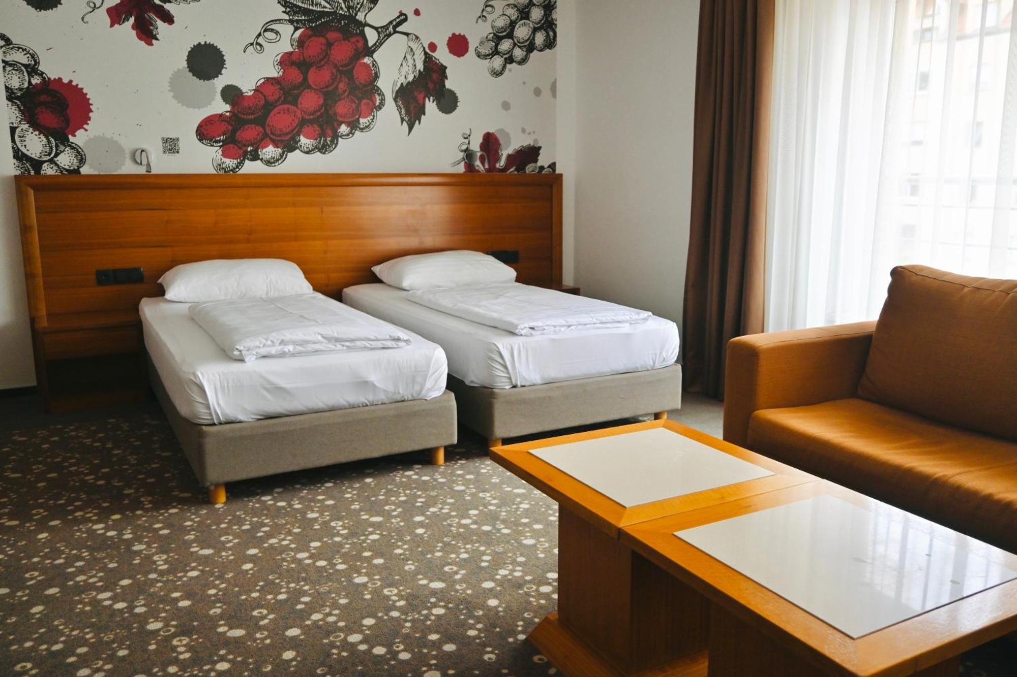 Hotel Piramida マリボル エクステリア 写真
